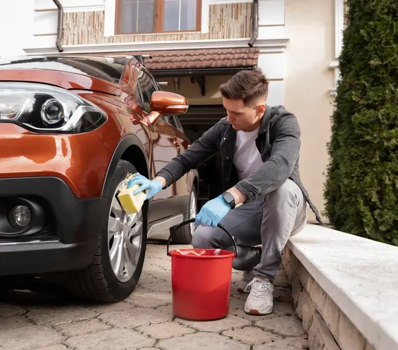 Lavage auto à domicile Salignac-Eyvigues : professionnel intervenant sur un véhicule